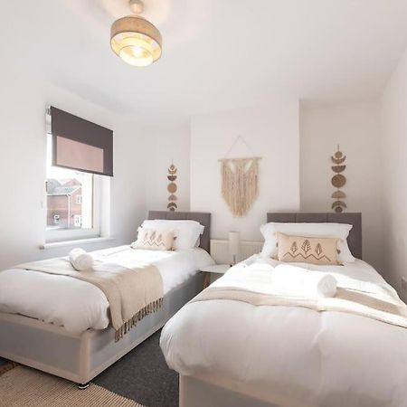 Beautiful 4 Bedroom House Reading Exterior photo